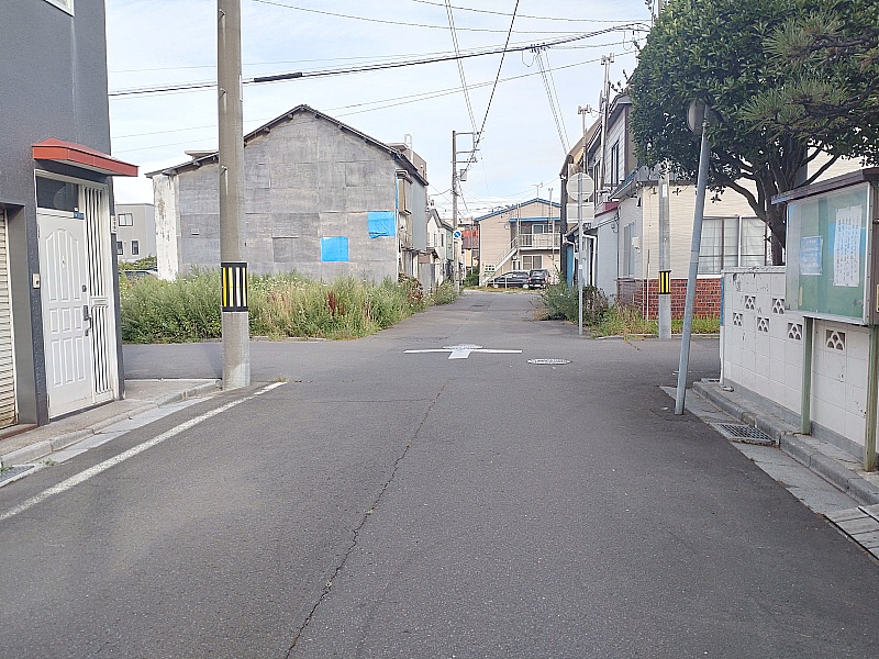 約100ｍ直進後、十字路を左折です