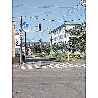 中部小学校を右に観て、直進