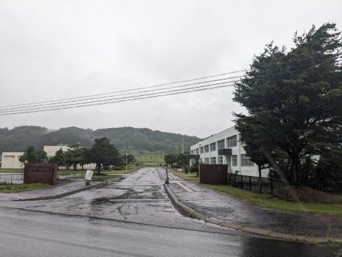由仁町立由仁中学校まで1258m