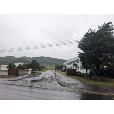 由仁町立由仁中学校まで1258m