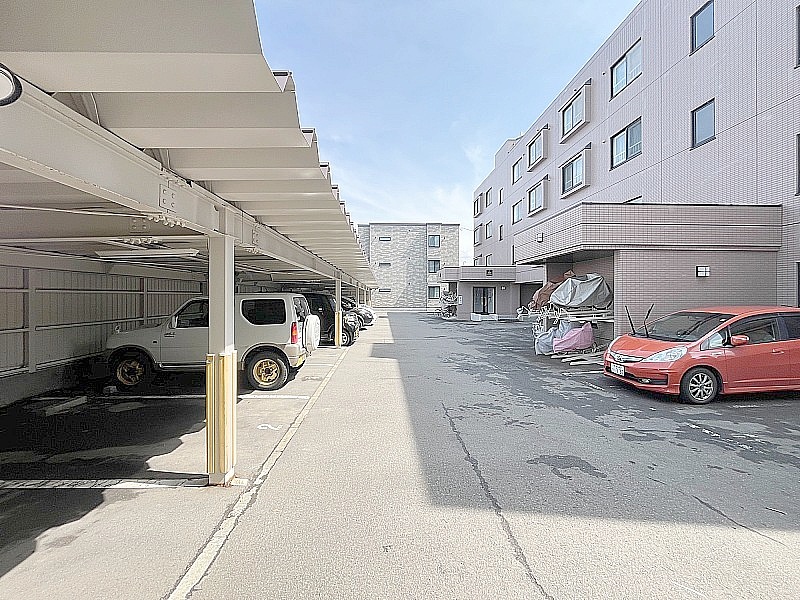 本物件駐車場は屋根付き♪