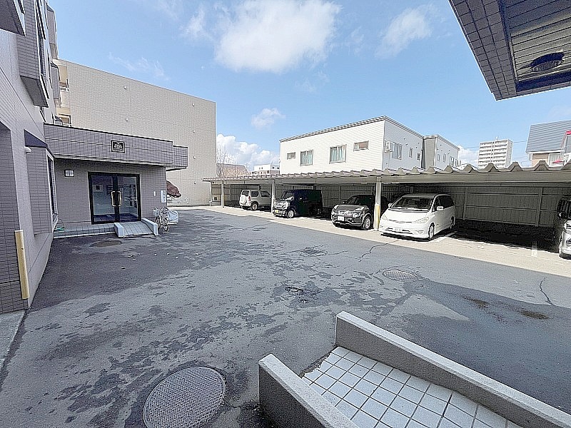 屋根付き駐車場です！