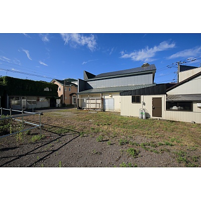 敷地内北から南へ向けて撮影（令和7年7月朝）