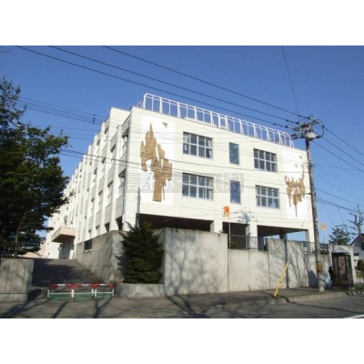 小学校：札幌市立もみじの森小学校：831m
