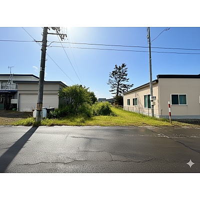 約100坪の広々とした土地。
お庭もガレージも思いのままに。駅や役場も徒歩圏内に揃う利便性と穏やかさが共存する環境です！