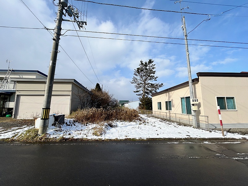 周囲に高い建物が少なく、心地よい開放感に包まれた平坦な土地です！