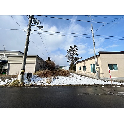 周囲に高い建物が少なく、心地よい開放感に包まれた平坦な土地です！