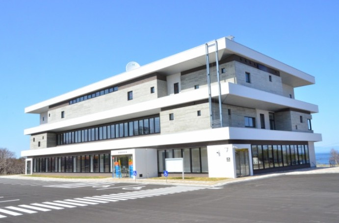 鹿部町役場まで車で約7分の場所にあり、移住後の各種手続きや書類の発行などもスムーズに済ませられる立地です。