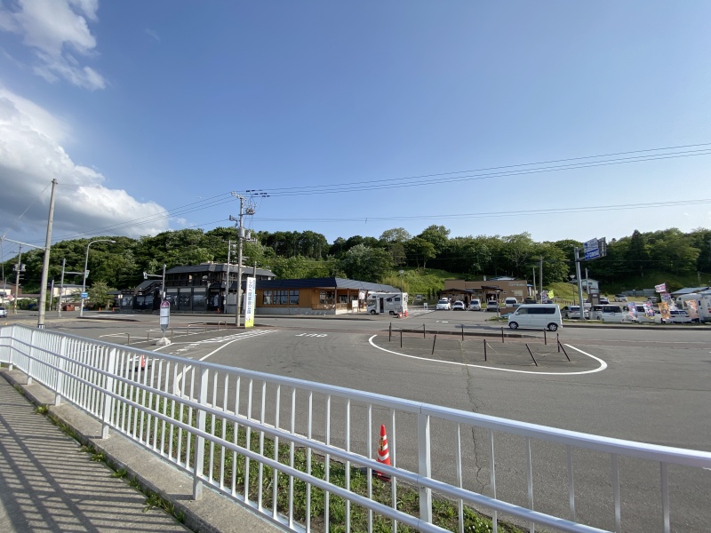 道の駅しかべ間歇泉公園（鹿部食とうまいもの館）まで車で徒歩9分。
地元の名産品を気軽に購入できる場所。