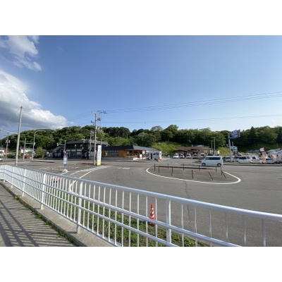 道の駅しかべ間歇泉公園（鹿部食とうまいもの館）まで車で徒歩9分。
地元の名産品を気軽に購入できる場所。