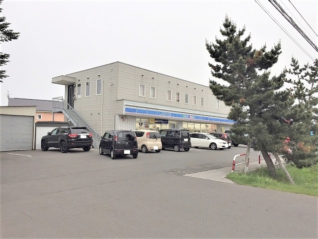 ローソン 鹿部町店まで車で約７分。
２４時間営業のローソンや、北海道ならではのセイコーマートも身近に揃っています！