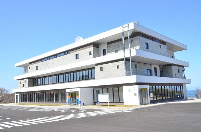 鹿部町役場まで車で約９分の場所にあり、移住後の各種手続きや書類の発行などもスムーズに済ませられる立地です。