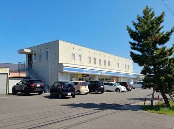 ローソン 鹿部町店まで車で約７分。
２４時間営業のローソンや、北海道ならではのセイコーマートも身近に揃っています！