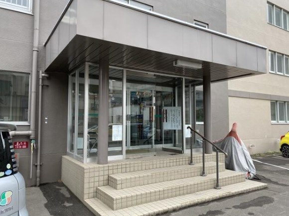 重厚感のあるメインエントランスです！
管理員さんの巡回もあり、綺麗に保たれた空間が迎えてくれます♪