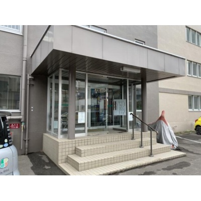重厚感のあるメインエントランスです！
管理員さんの巡回もあり、綺麗に保たれた空間が迎えてくれます♪