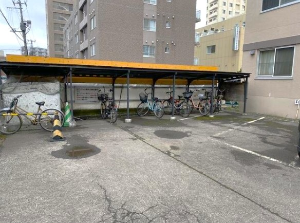 雨をしのげる屋根付き駐輪場完備！自転車があれば近隣の商業施設への買い物もスムーズになり日々の移動範囲がぐんと広がります！