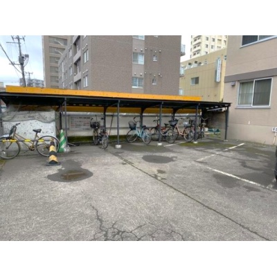 雨をしのげる屋根付き駐輪場完備！自転車があれば近隣の商業施設への買い物もスムーズになり日々の移動範囲がぐんと広がります！