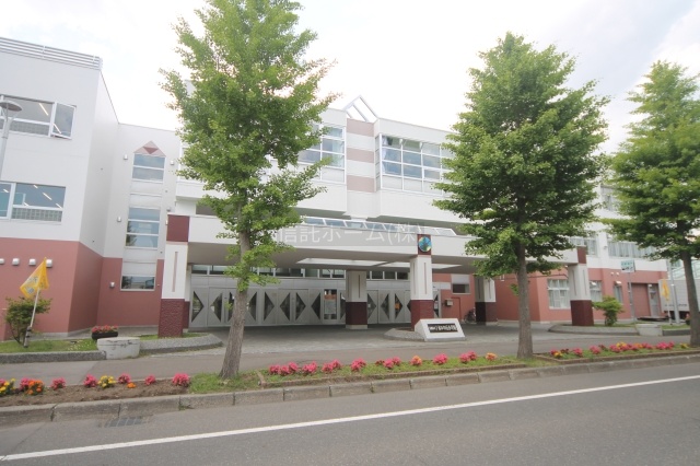 小学校：札幌市立ノホロの丘小学校：1497m