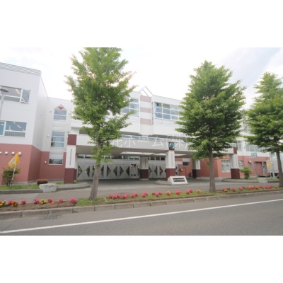 小学校：札幌市立ノホロの丘小学校：1497m