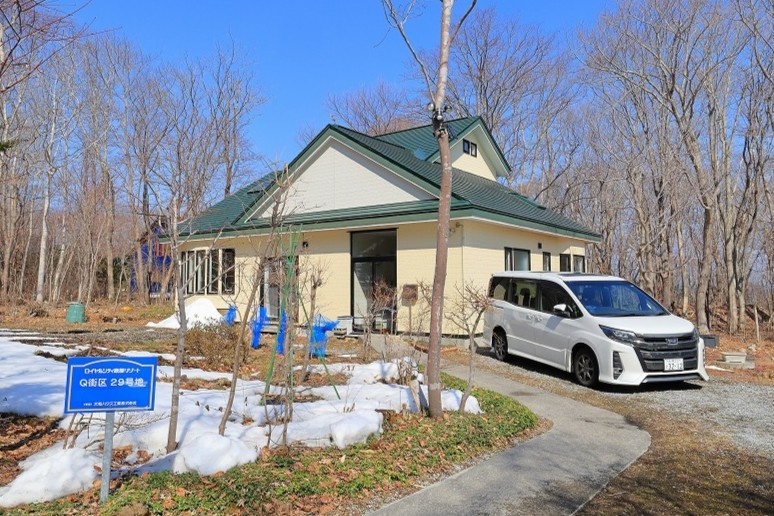 ロイヤルシティ鹿部リゾート Q街区29号地|日本ハウス造 吹き抜けと天窓のある明るい別荘【温泉付き】