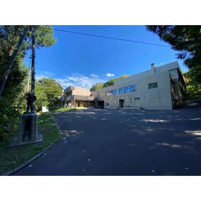 小学校：小樽市立張碓小学校：1677m