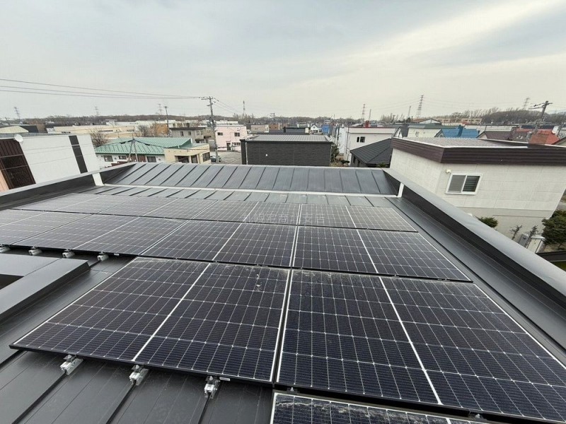 屋根には太陽光パネル設置済み