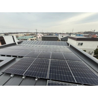 屋根には太陽光パネル設置済み