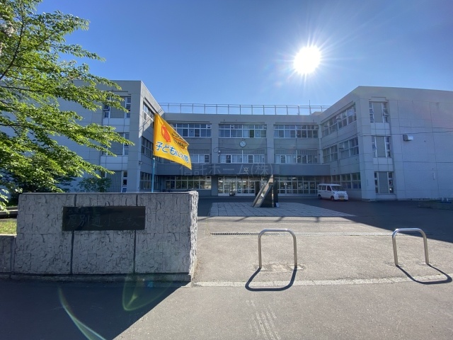 小学校：札幌市立厚別通小学校：425m