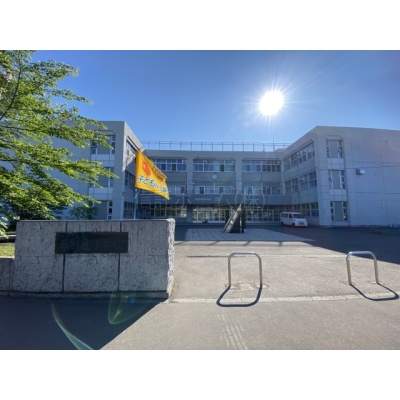 小学校：札幌市立厚別通小学校：425m