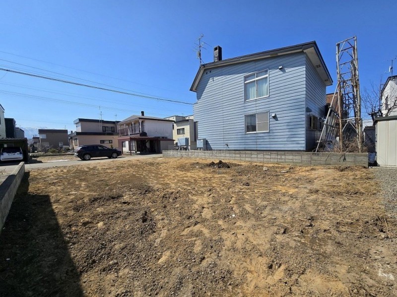 間口が約10ｍありますので、建築しやすい地形です。