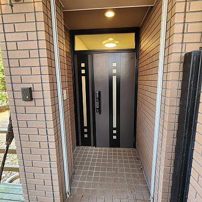 玄関　外側　シャッターもあります