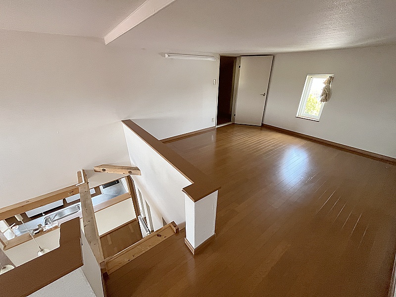 ロフト横には広い小屋裏収納もあります♪