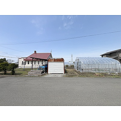 ビニールハウスまでが敷地になります♪