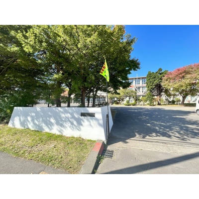千歳中学校　約820ｍ