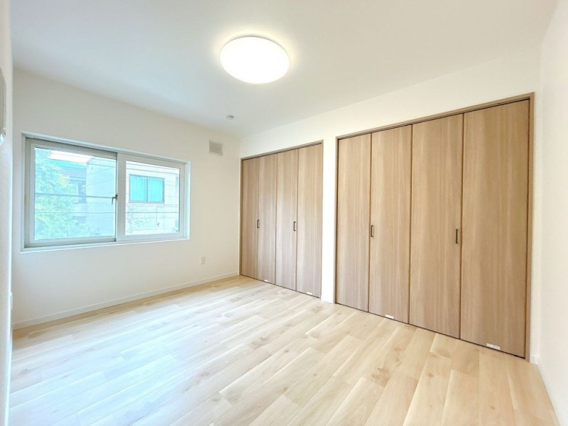 【リフォーム後】2階南西側洋室約6帖です。壁面いっぱいにクロ…