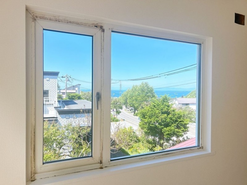 【住戸からの眺望】2階北側洋室約8帖の窓からの眺望です。晴れ…