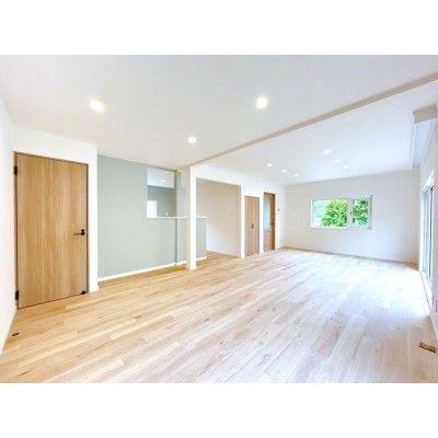 【リフォーム後】別角度のリビングです。約24帖のLDKは南向き…