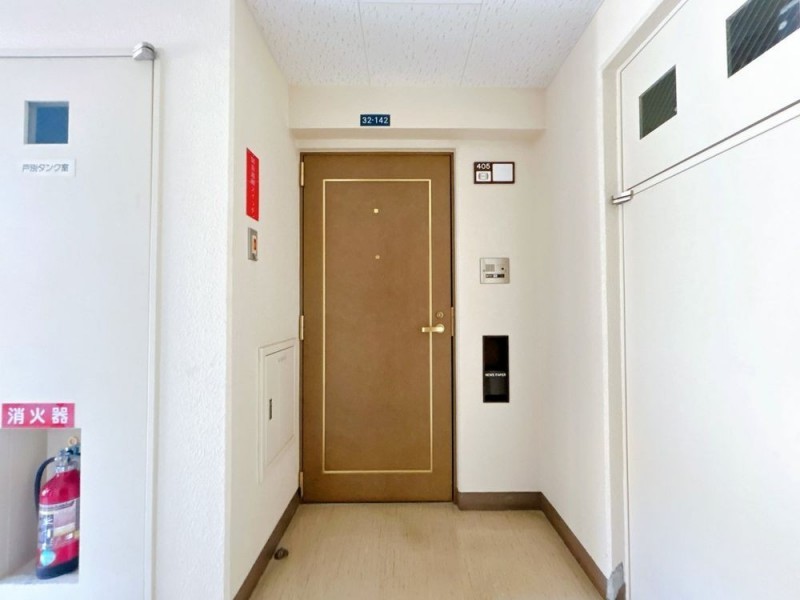 【共用部】玄関外部です。鍵交換を行います。