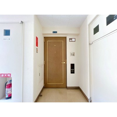 【共用部】玄関外部です。鍵交換を行います。