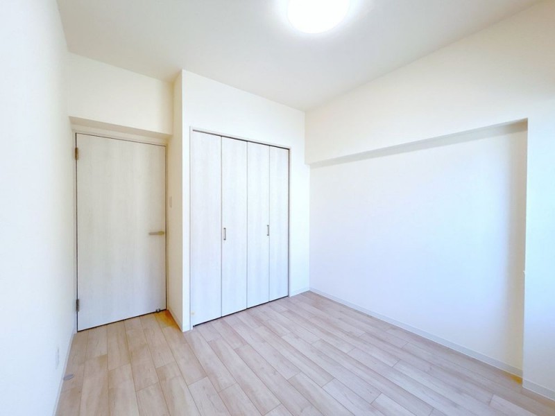 【リフォーム後写真】北側洋室約5.5帖です。各居室収納付きで…