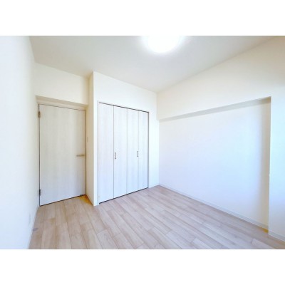 【リフォーム後写真】北側洋室約5.5帖です。各居室収納付きで…