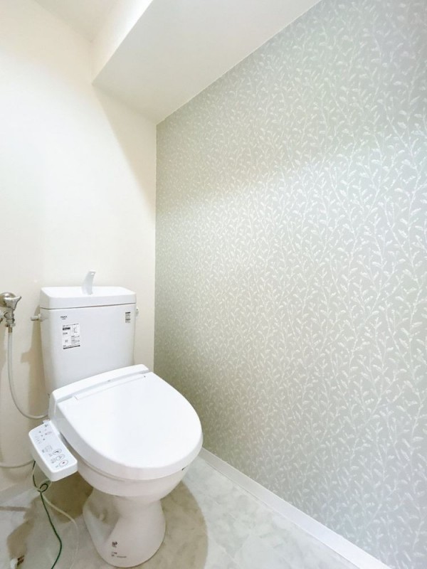 【リフォーム後写真】新品のトイレに交換しました。アクセント…