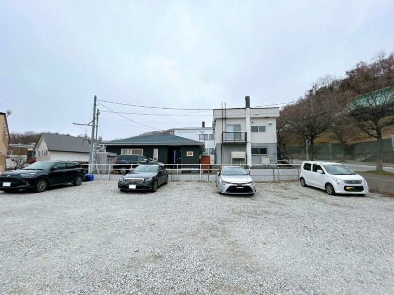 【近隣月極駐車場】近隣駐車場確保済です。使用料は月額8000円…