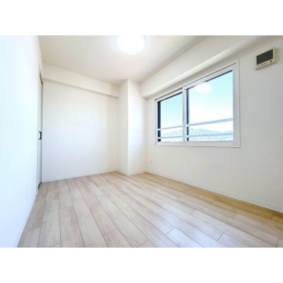 【リフォーム済】北西側洋室約5帖。遮音フロア張替、クロス張…