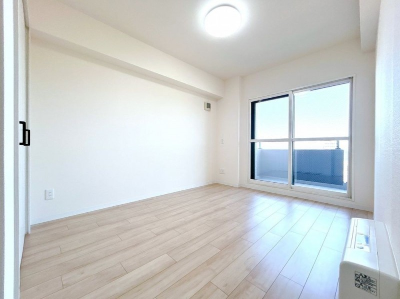 【リフォーム済】北東側洋室約5帖。遮音フロア張替、クロス張…
