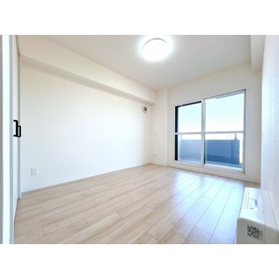 【リフォーム済】北東側洋室約5帖。遮音フロア張替、クロス張…