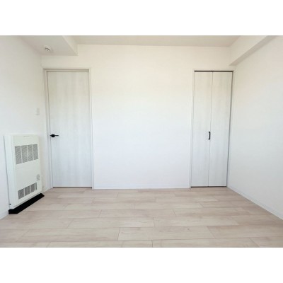 【リフォーム済】別角度の北西側洋室約5帖です。遮音フロア張…