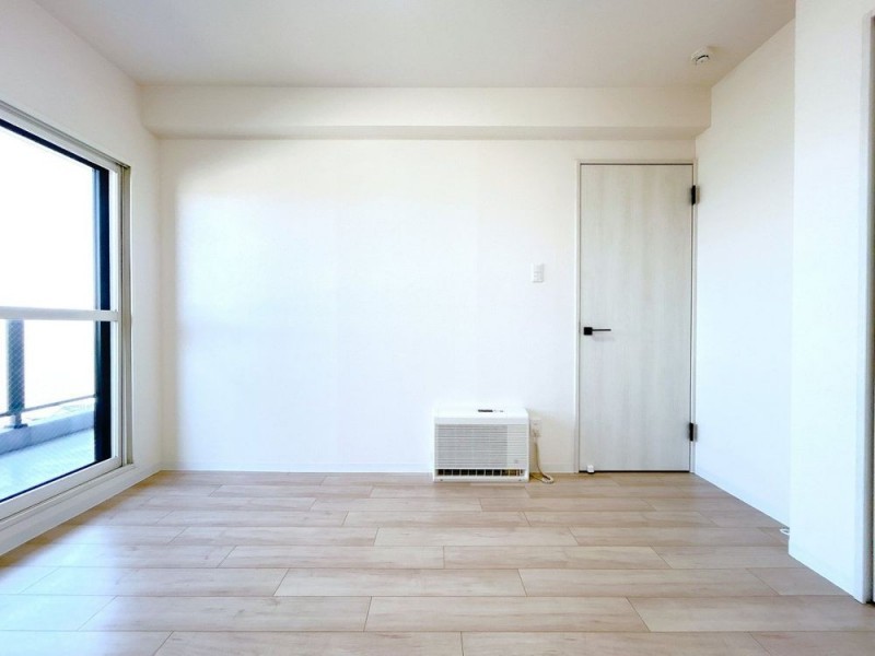 【リフォーム済】北東側洋室約5帖。遮音フロア張替、クロス張…