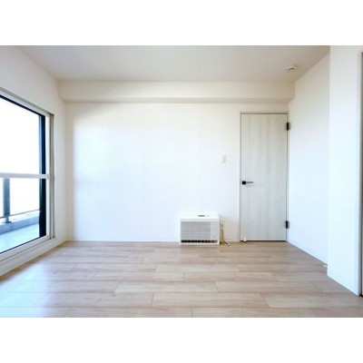 【リフォーム済】北東側洋室約5帖。遮音フロア張替、クロス張…
