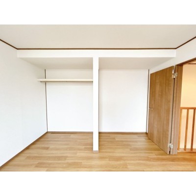 【リフォーム済＆即入居可】10帖の居室の別角度の写真になりま…